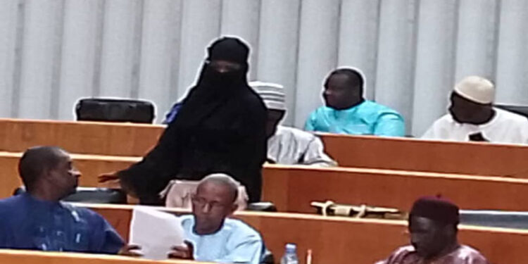 LA TENUE INTRIGANTE DE COURA MACKY 1 coura_755.jpg