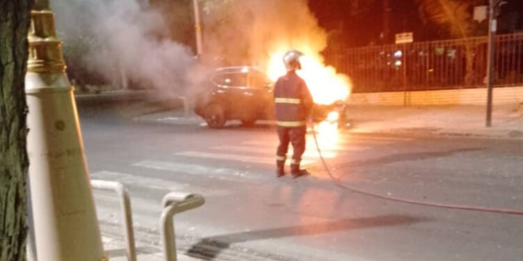 UNE VOITURE PREND FEU DEVANT LE PALAIS 1 incendie_755.jpg