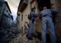 les-secours-tentent-de-reperer-les-survivants-coinces-dans-les-decombres-a-amatrice-photo-afp-filippo-monteforte-1472016427.jpg