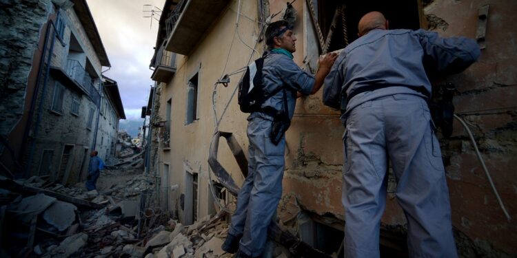 UN SINISTRE BILAN DE 1037 MORTS 1 les-secours-tentent-de-reperer-les-survivants-coinces-dans-les-decombres-a-amatrice-photo-afp-filippo-monteforte-1472016427.jpg