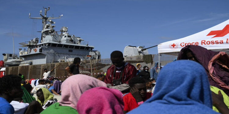 LAMPEDUSA DÉPASSÉE, LE MAIRE DÉCLARE L’ÉTAT D’URGENCE 1 migrants_755-3.jpg