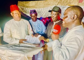 Présidentielle : Le mouvement Élan remet 1.000 parrains à Amadou Ba