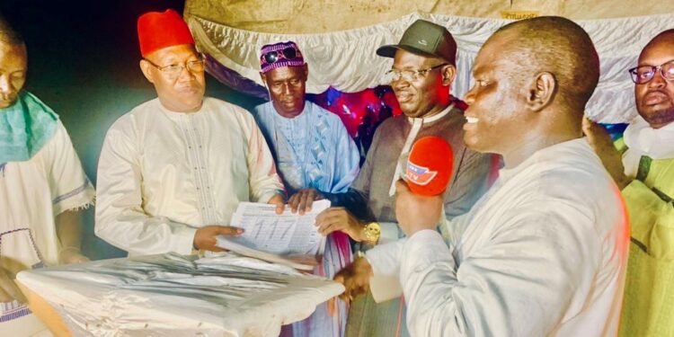 Présidentielle : Le mouvement Élan remet 1.000 parrains à Amadou Ba