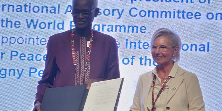 PAPA MOMAR DIOP HONORÉ À ABU DHABI 1 papa_755.jpg