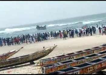 Émigration irrégulière : une pirogue échoue sur la plage de Goxumbacc