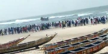 Émigration irrégulière : une pirogue échoue sur la plage de Goxumbacc