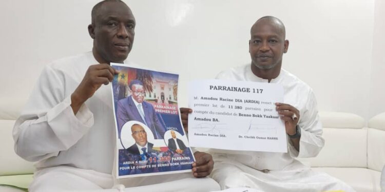 Présidentielle 2024 : Amadou Racine Dia a remis un premier lot de 11.380 parrains au Dr Cheikh Oumar Hann 1 Présidentielle 2024 : Amadou Racine Dia a remis un premier lot de 11.380 parrains au Dr Cheikh Oumar Hann