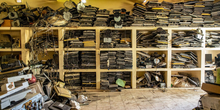 Déchets électroniques à Colobane : Les réparateurs conscients des risques environnementaux