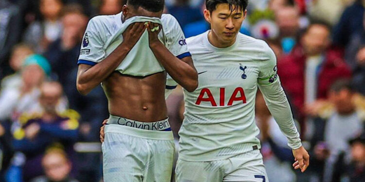 Tottenham : Pape Matar Sarr sort sur blessure et en larmes… 1 Tottenham : Pape Matar Sarr sort sur blessure et en larmes…