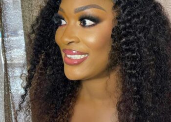 Photos : Titi rayonnante dans un look à piquer