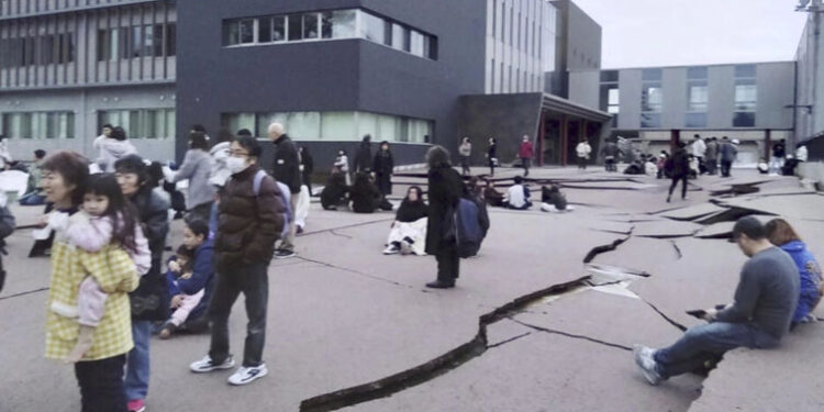 Jour de l’an au Japon : un séisme de magnitude 7,4 frappe le centre du pays, une alerte au tsunami déclenchée par les autorités 1 Jour de l’an au Japon : un séisme de magnitude 7,4 frappe le centre du pays, une alerte au tsunami déclenchée par les autorités