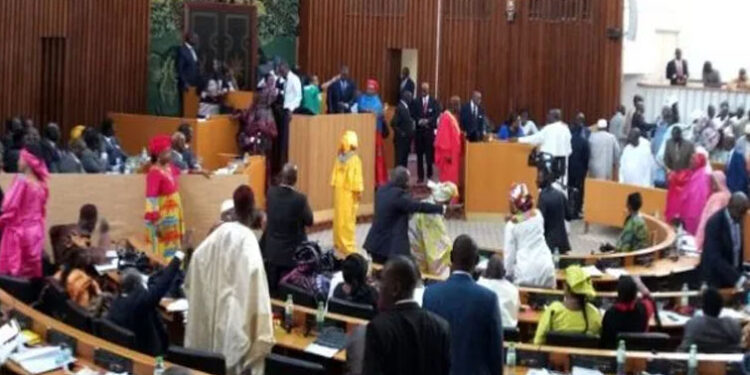 Vote du projet de loi sur le report de la présidentielle : Ça chauffe au sein de l’hémicycle 1 Vote du projet de loi sur le report de la présidentielle : Ça chauffe au sein de l’hémicycle