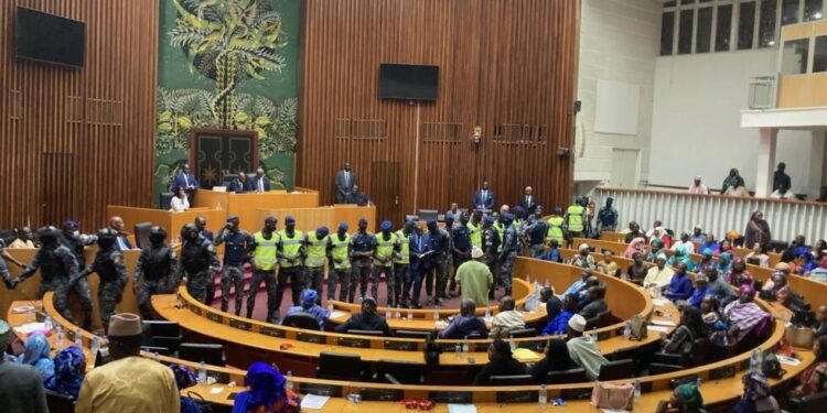 Sénégal : Il est nécessaire de respecter la démocratie et de mettre fin à la violence à l'encontre des manifestants 1 Sénégal : Il est nécessaire de respecter la démocratie et de mettre fin à la violence à l’encontre des manifestants