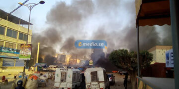 ? Direct : Place de l&rsquo;Obélisque et environs, manifestation contre le report de l’élection présidentielle