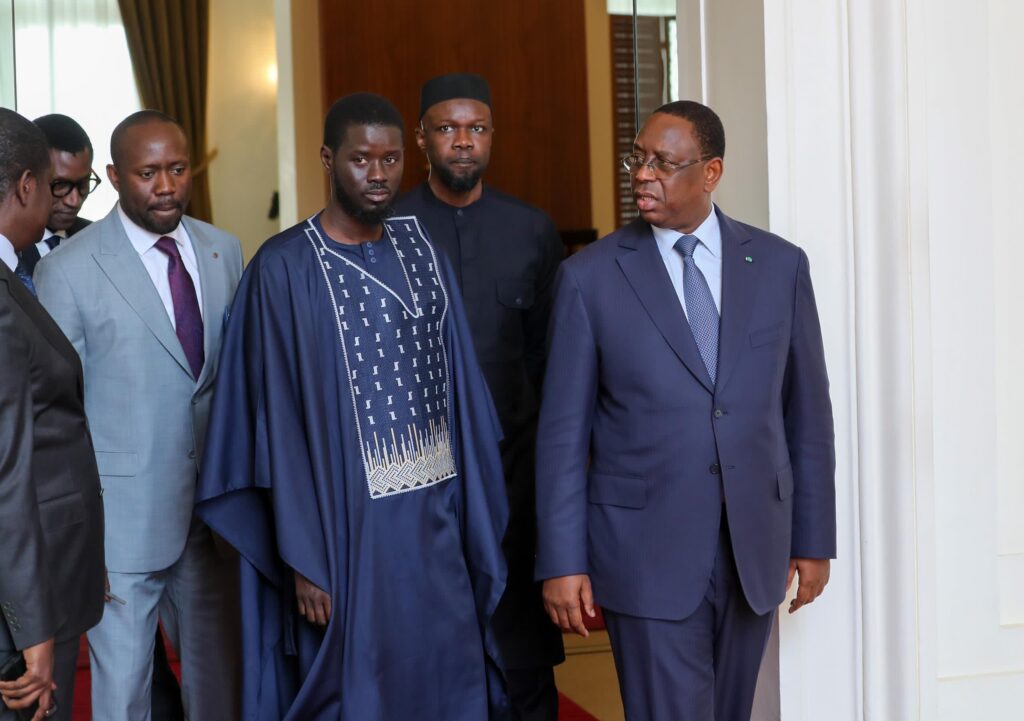 Palais : Le Président Macky Sall a reçu son successeur, le Président Bassirou Diomaye Faye - EmediaSN