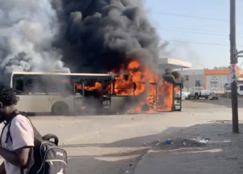 Mort de Seydina Mouhamed Diop suite à son arrestation : Des jeunes en colère tentent de saccager la police et brûlent un bus