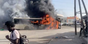 Mort de Seydina Mouhamed Diop suite à son arrestation : Des jeunes en colère tentent de saccager la police et brûlent un bus