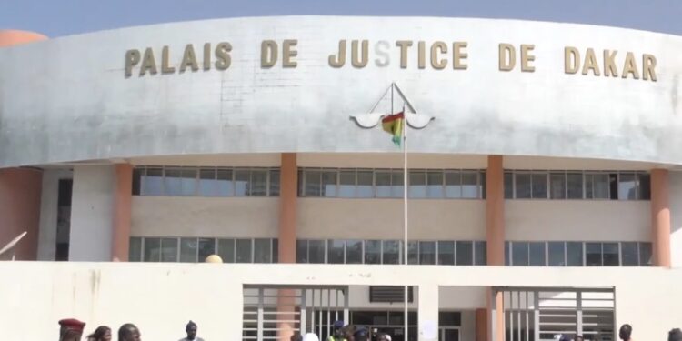 Tribunal de Dakar : Une explosion de gaz provoque un incendie (Vidéo) 1 Tribunal de Dakar : Une explosion de gaz provoque un incendie (Vidéo)