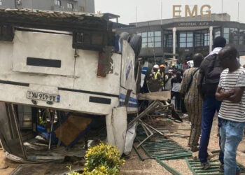 Rond-point EMG : Un bus Tata dérape et fait un mort et 23 blessés