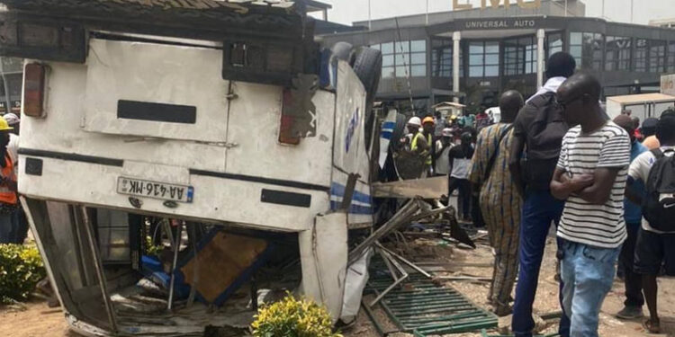 Rond-point EMG : Un bus Tata dérape et fait un mort et 23 blessés