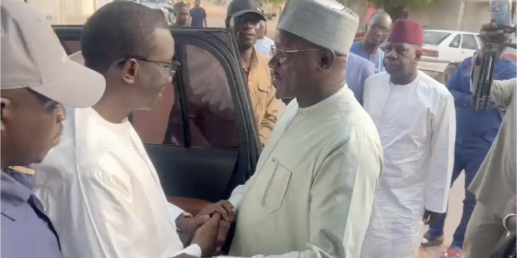 Amadou Ba à Khombole pour présenter ses condoléances à Maguèye Boye, Maire de la commune 1 Amadou Ba à Khombole pour présenter ses condoléances à Maguèye Boye, Maire de la commune