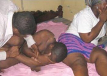 Son colocataire couche avec sa femme, il le rend impuissant