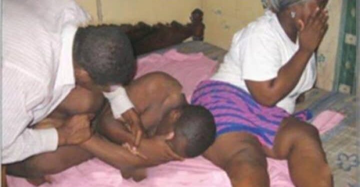 Son colocataire couche avec sa femme, il le rend impuissant