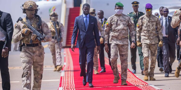 Visite au Mali : Diomaye accueilli par Goïta