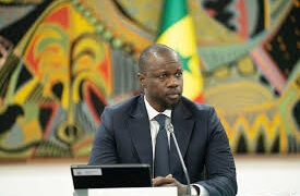 Sonko reçoit un prix à Paris