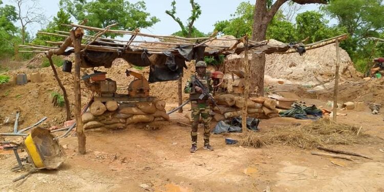Saraya : L’Armée démantèle un important site d’orpaillage clandestin, 58 individus interpellés 1 Saraya : L’Armée démantèle un important site d’orpaillage clandestin, 58 individus interpellés