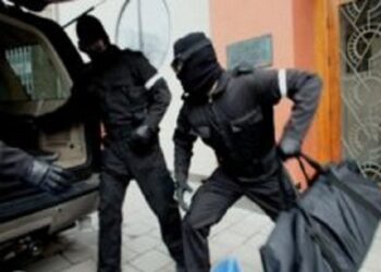 PODOR : Des individus encagoulés tirent sur les pneus de la voiture, et dépouillent des vendeurs de moutons