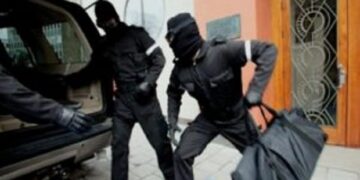 PODOR : Des individus encagoulés tirent sur les pneus de la voiture, et dépouillent des vendeurs de moutons