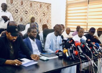 3 mois de BDF au pouvoir : « 100 jours d’incompétence, de bavardages, de confusions de rôle… » (APR) 2 3 mois de BDF au pouvoir : « 100 jours d’incompétence, de bavardages, de confusions de rôle… » (APR)