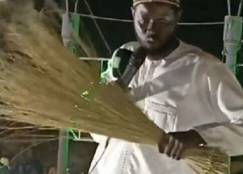 [Dossier] Sorti de l’ordinaire par le président Diomaye : Le balai, objet domestique, social et politique