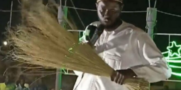 [Dossier] Sorti de l’ordinaire par le président Diomaye : Le balai, objet domestique, social et politique