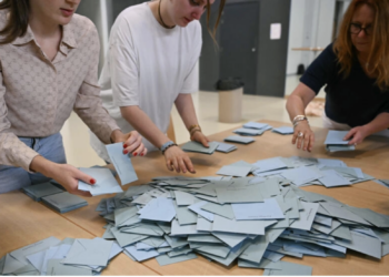 Législatives : la gauche sort en tête, vague RN limitée, la France sans majorité absolue