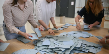 Législatives : la gauche sort en tête, vague RN limitée, la France sans majorité absolue