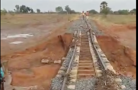 Coupure de la voie ferrée sur l’axe Kaffrine-Tamba : Des milliards investis récemment emportés par les eaux de ruissellement 1 Coupure de la voie ferrée sur l’axe Kaffrine-Tamba : Des milliards investis récemment emportés par les eaux de ruissellement