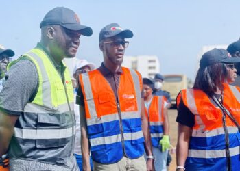 Dépôt de Ouakam : Le DG de Dakar Dem Dikk Assane Mbengue en mode set-sétal avec les travailleurs 