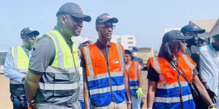 Dépôt de Ouakam : Le DG de Dakar Dem Dikk Assane Mbengue en mode set-sétal avec les travailleurs 