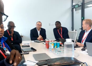 Pétrole : Le DG de Petrosen Holding et ses collaborateurs visitent Woodside Energy