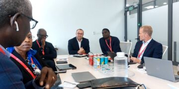 Pétrole : Le DG de Petrosen Holding et ses collaborateurs visitent Woodside Energy