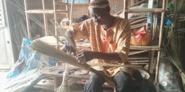 Fabrication du balai en Casamance : Comment ça se fait