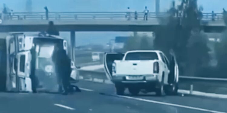 Autoroute à péage : Un chauffeur « indiscipliné » cause un accident (vidéo)  1 Autoroute à péage : Un chauffeur « indiscipliné » cause un accident (vidéo)