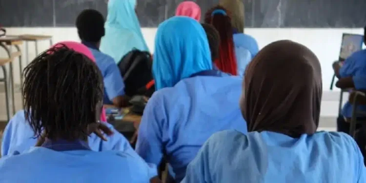 "La question dépasse le simple fait du port du voile..." (Evêque de Thiès) 1 « La question dépasse le simple fait du port du voile… » (Evêque de Thiès)