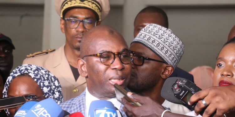 Polémique sur le port du voile : « entre acteur du système éducatif, on partagera l’arrêté » (Moustapha Guirassy) 1 Polémique sur le port du voile : « entre acteur du système éducatif, on partagera l’arrêté » (Moustapha Guirassy)