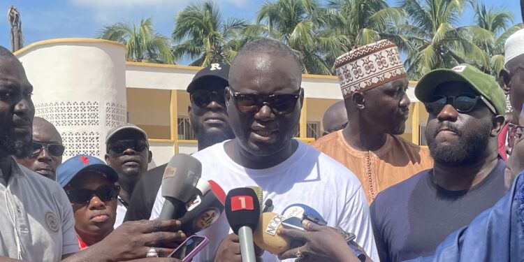 Journée nationale « Setal Sunu Reew » : Le DG de Dakar Dem Dikk équipe la salle d’informatique du lycée de Yoff et… 1 Journée nationale « Setal Sunu Reew » : Le DG de Dakar Dem Dikk équipe la salle d’informatique du lycée de Yoff et…