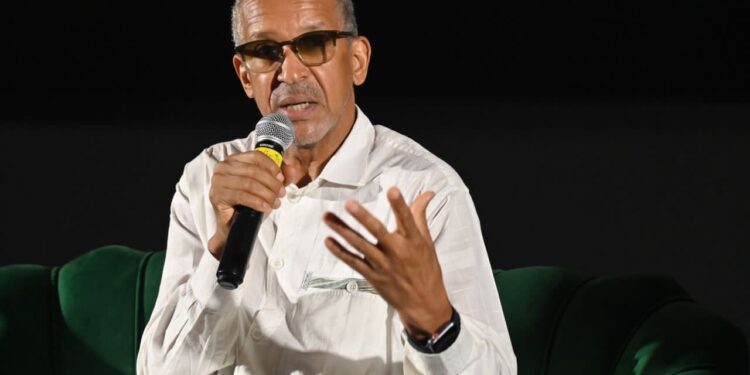 Abderrahmane Sissako, réalisateur du film«Black Tea» : «J’essaie de montrer que le monde n’est pas seulement Washington, Paris, Londres...» 1 Abderrahmane Sissako, réalisateur du film«Black Tea» : «J’essaie de montrer que le monde n’est pas seulement Washington, Paris, Londres…»