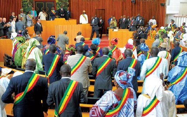 Les salaires et carburants des députés bloqués, Sonko indexé 1 Les salaires et carburants des députés bloqués, Sonko indexé