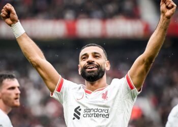 Mohamed Salah établit un record historique et mène Liverpool vers la tête du classement